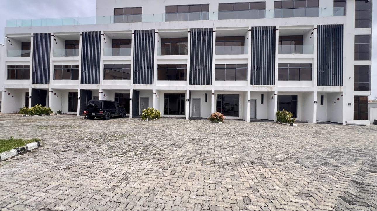 Luxury 4 Bedroom Pent Flat with 3 Bqs